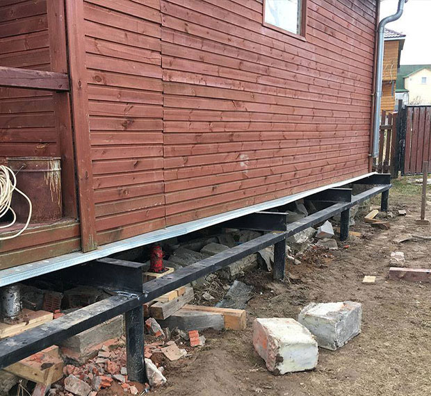 Ремонт старого фундамента винтовыми сваями в Кыштыме